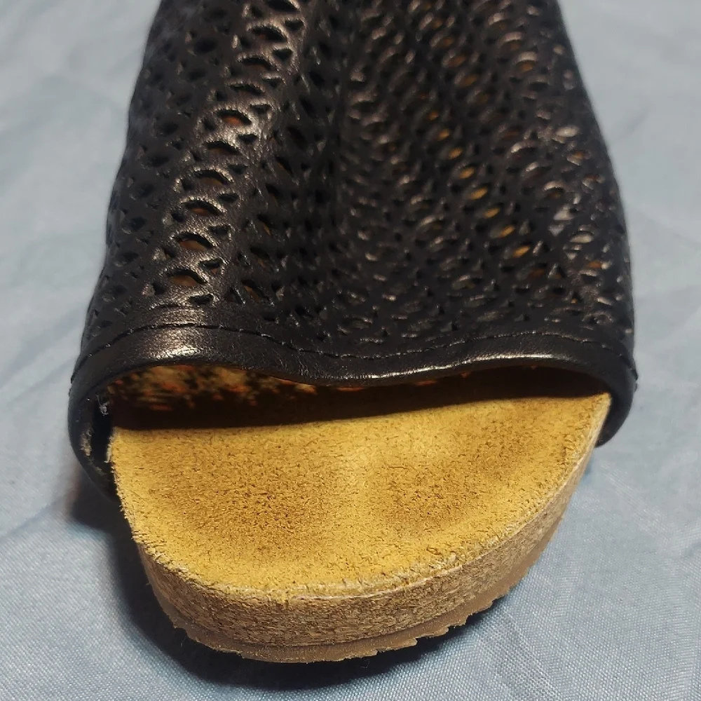 Eric Michael Phoebe Black Laser Cut Leather Cork Wedge Sandals Size 39/8.5